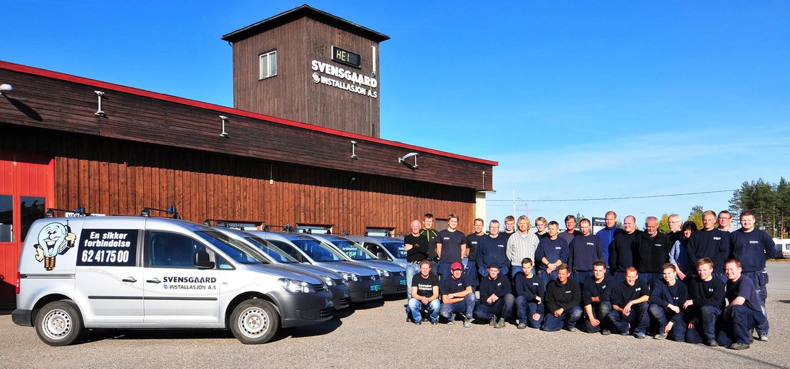 Bilde av ansatte, firmabiler og lokalet til Svensgaard Installasjon AS